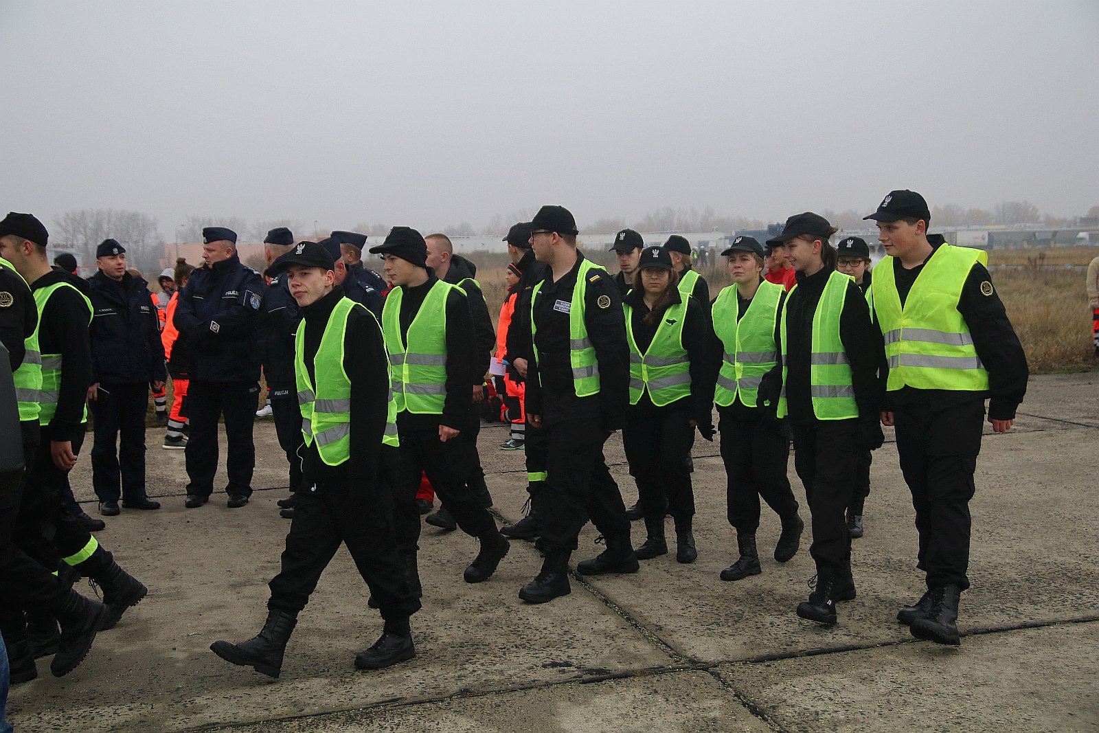 Wielkie policyjne manewry odbyły się na legnickim lotnisku