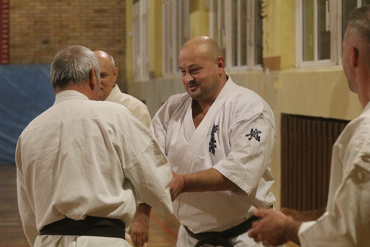 Trening Klubu Karate Kyokushin Legnica w Szkole Podstawowej nr 4