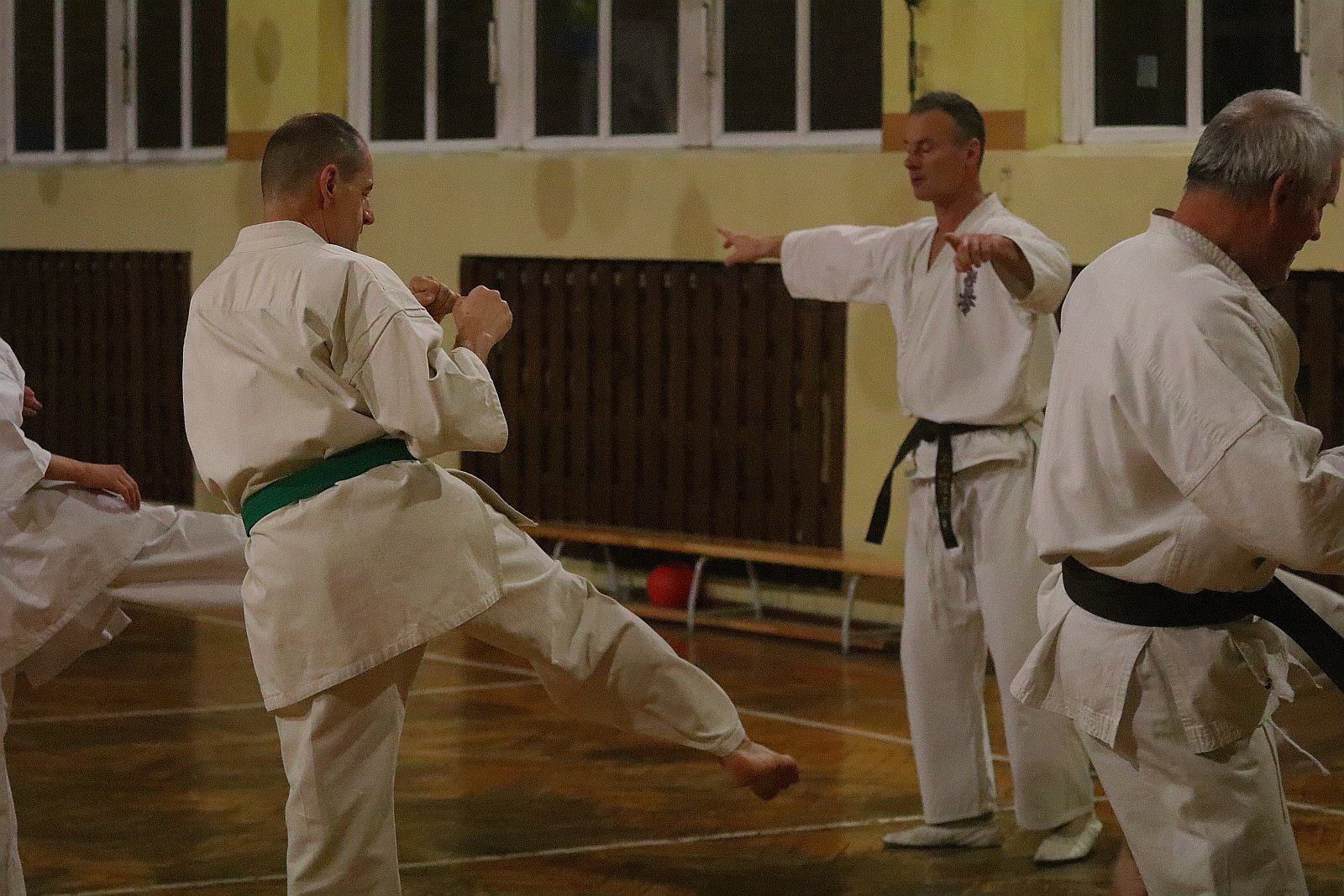 Trening Klubu Karate Kyokushin Legnica w Szkole Podstawowej nr 4