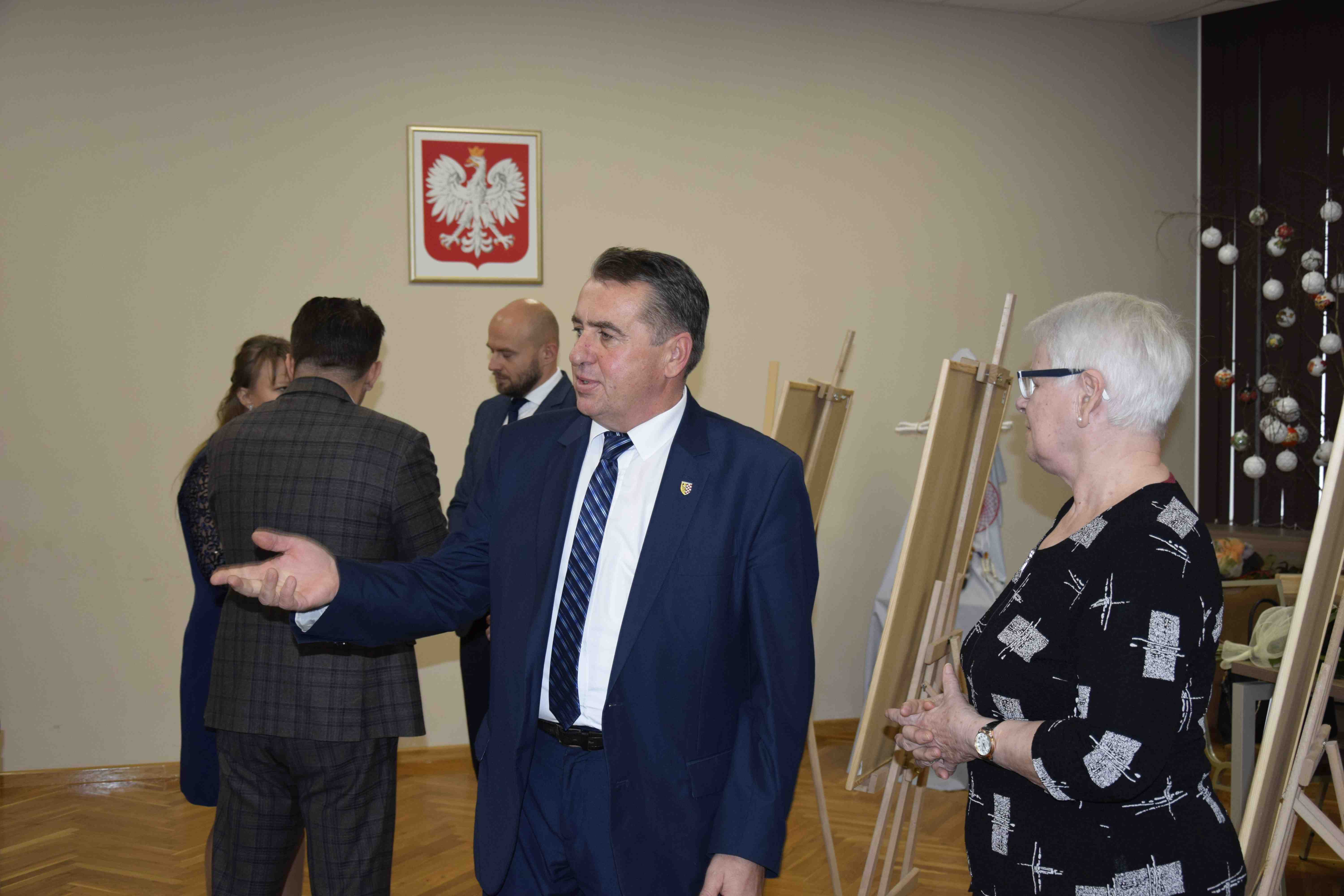 Rękodzieła Krystyny Wolskiej można zobaczyć budynku starostwa
