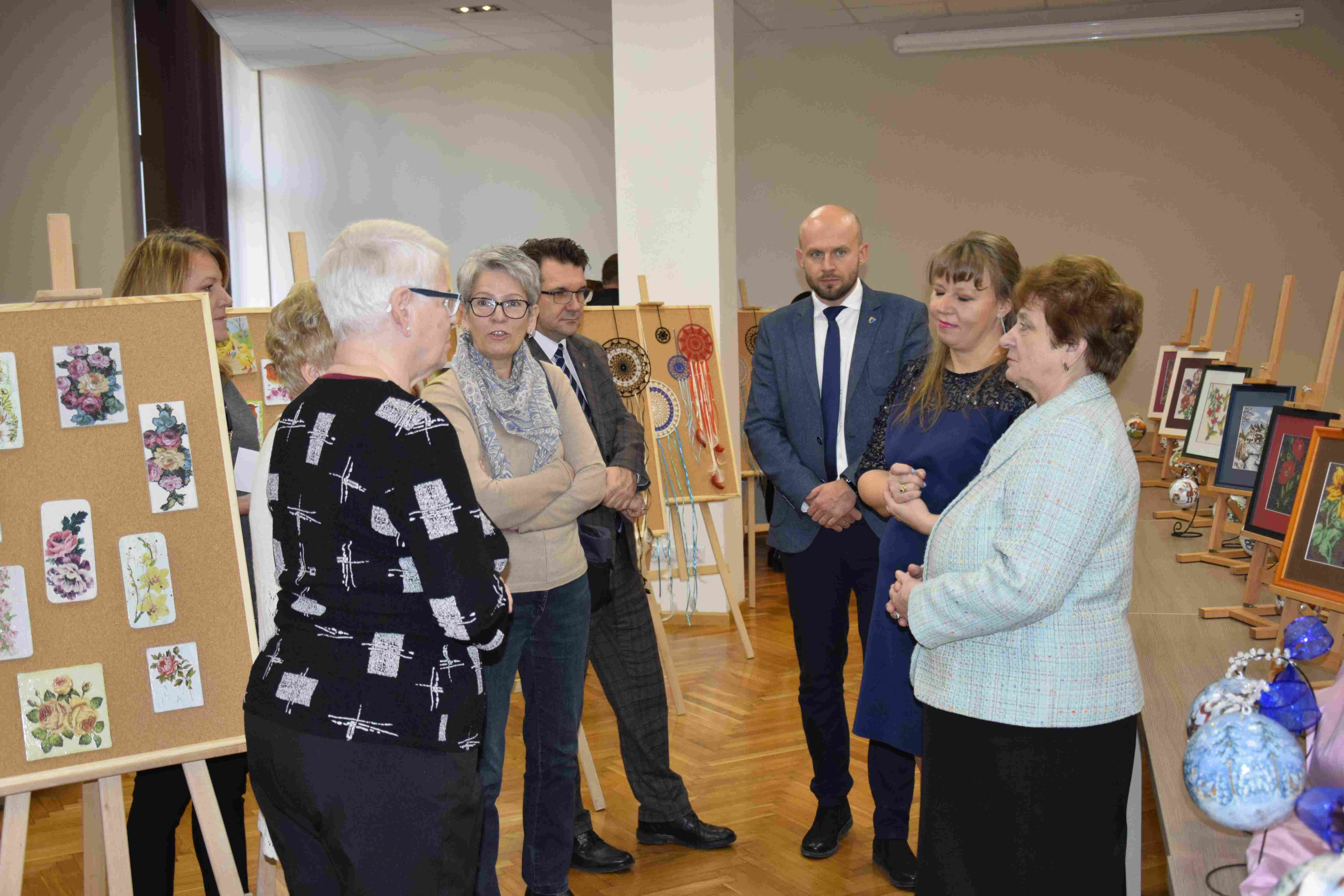 Rękodzieła Krystyny Wolskiej można zobaczyć budynku starostwa
