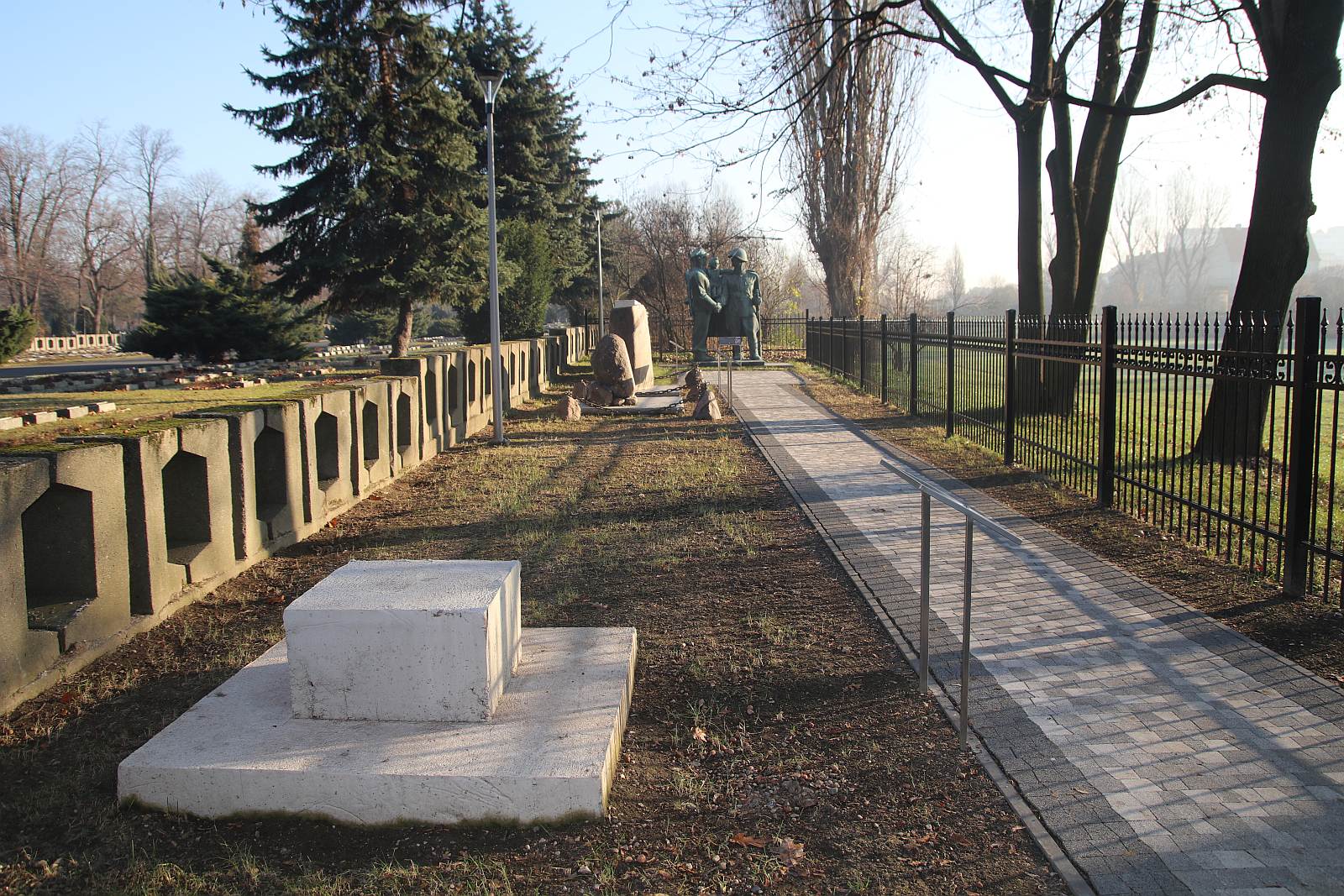 Figura marszałka Rokossowskiego już w ekspozycji muzeum