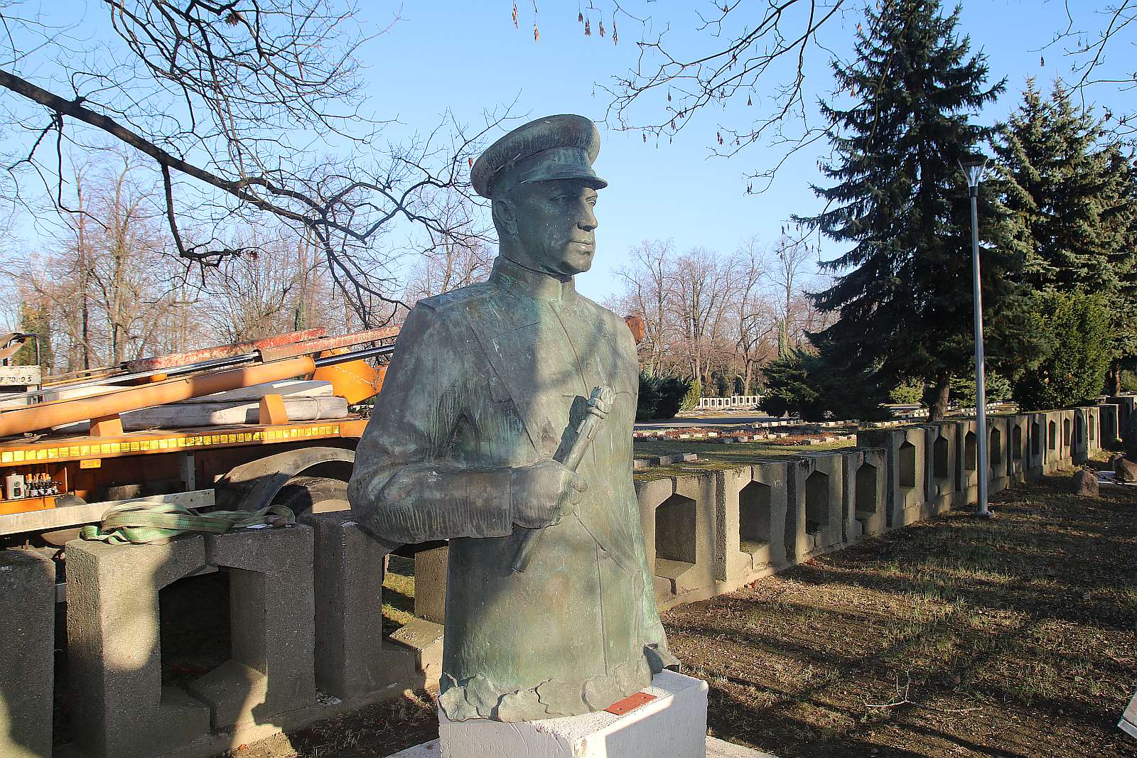Figura marszałka Rokossowskiego już w ekspozycji muzeum