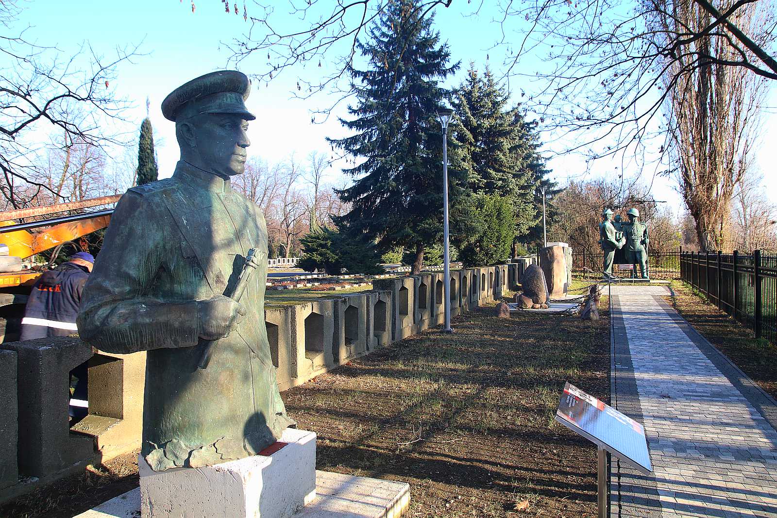 Figura marszałka Rokossowskiego już w ekspozycji muzeum