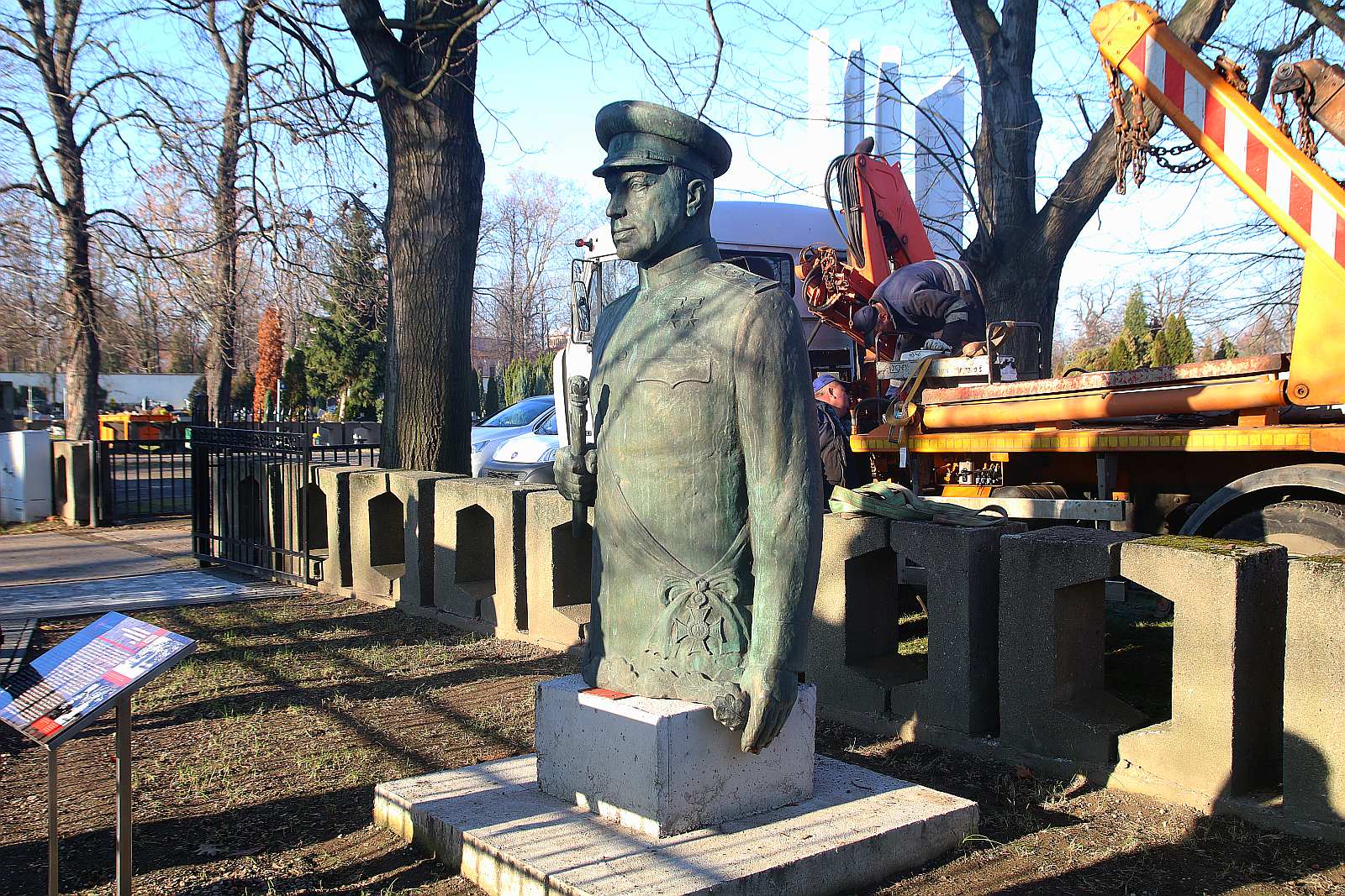 Figura marszałka Rokossowskiego już w ekspozycji muzeum