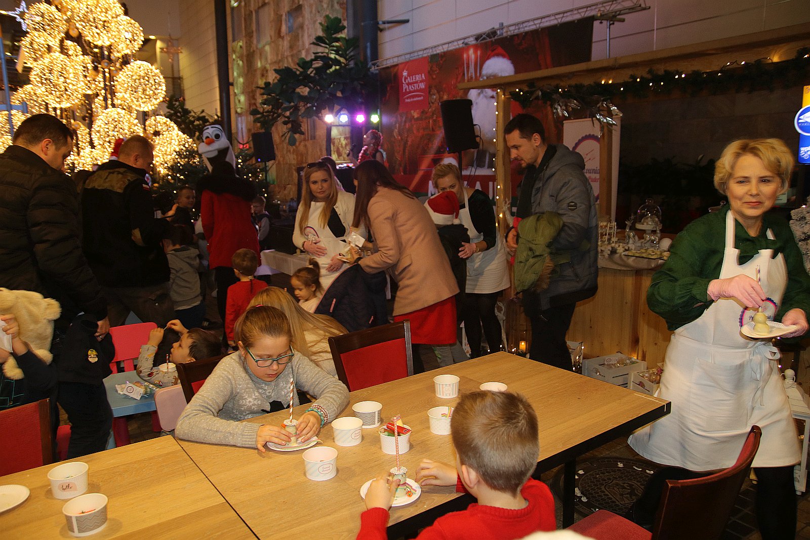 Święty Mikołaj odwiedził dzieci w Galerii Piastów