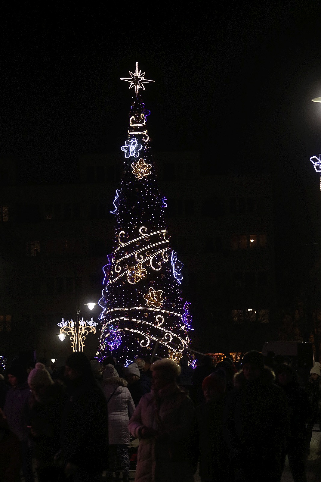Tłumy legniczan na inauguracji świątecznego oświetlenia