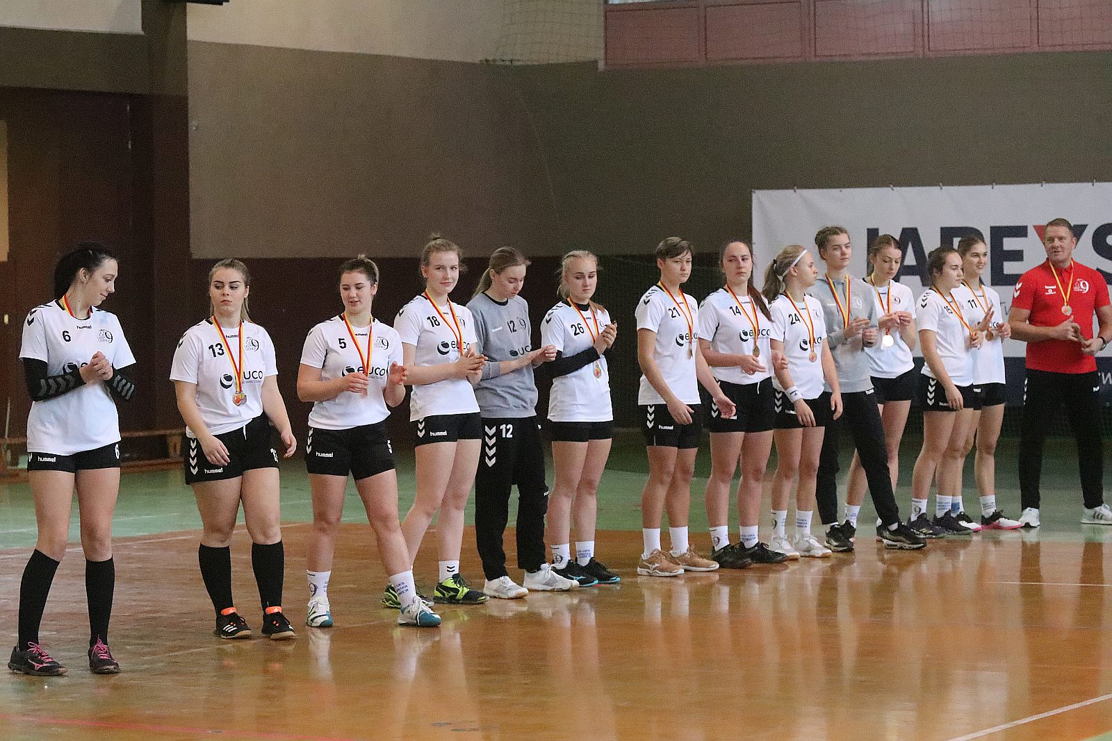 Wręczenie złotych medali dla dziewczyn z UKS Dziewiątki Legnica