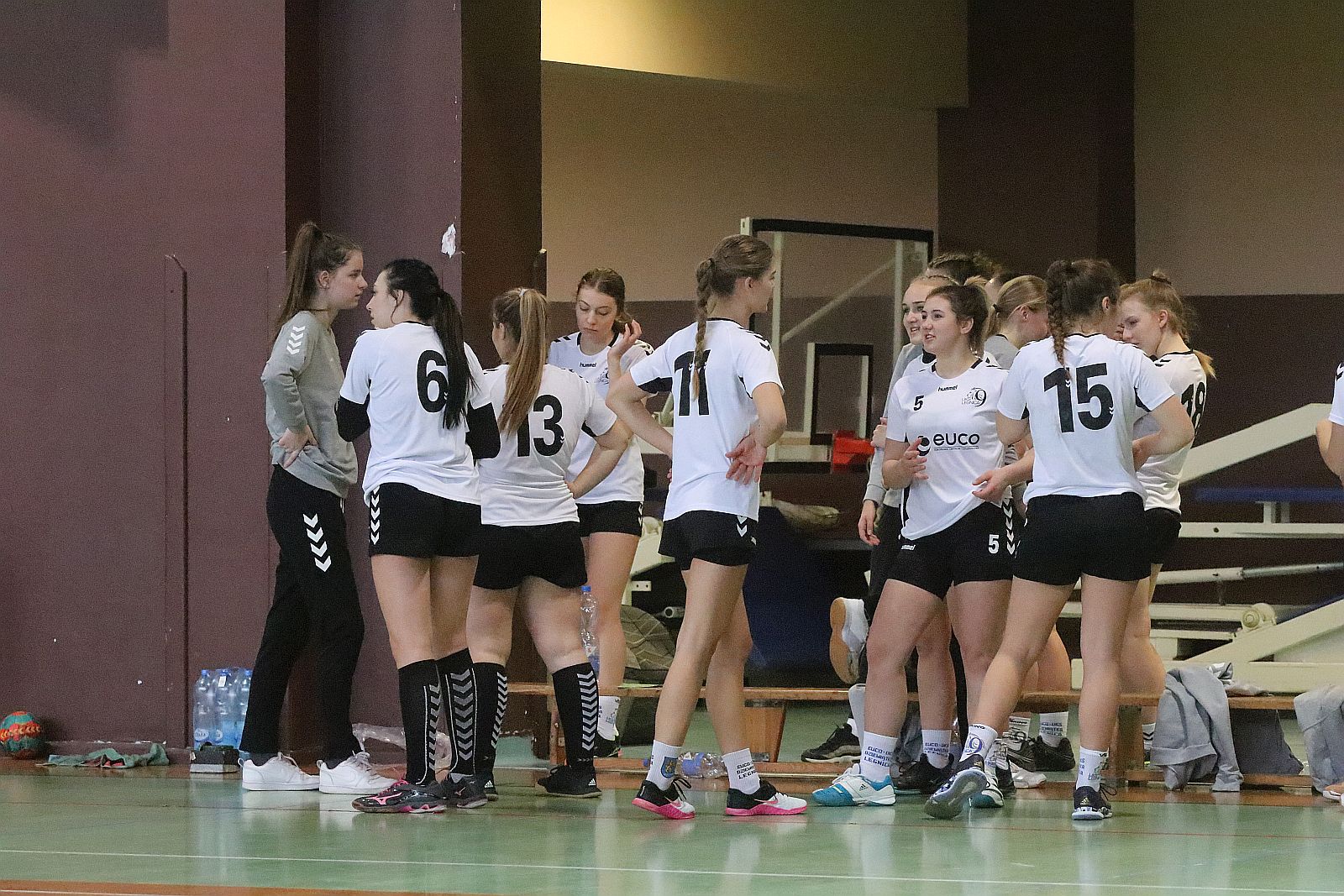 Wręczenie złotych medali dla dziewczyn z UKS Dziewiątki Legnica