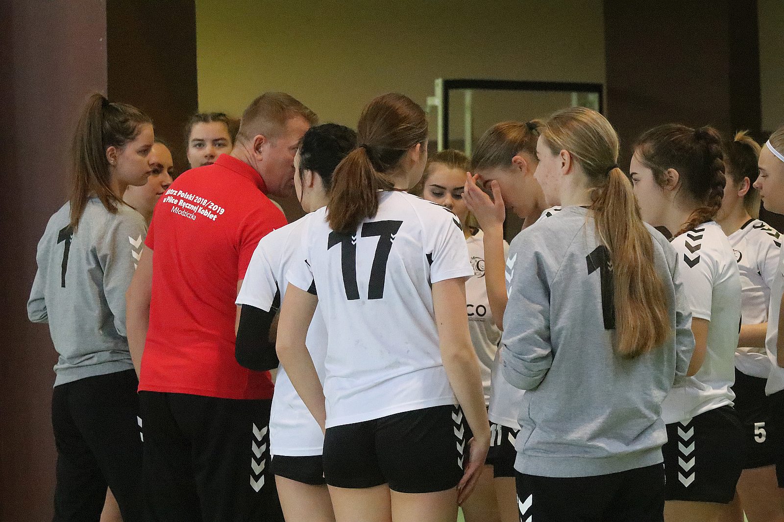 Wręczenie złotych medali dla dziewczyn z UKS Dziewiątki Legnica