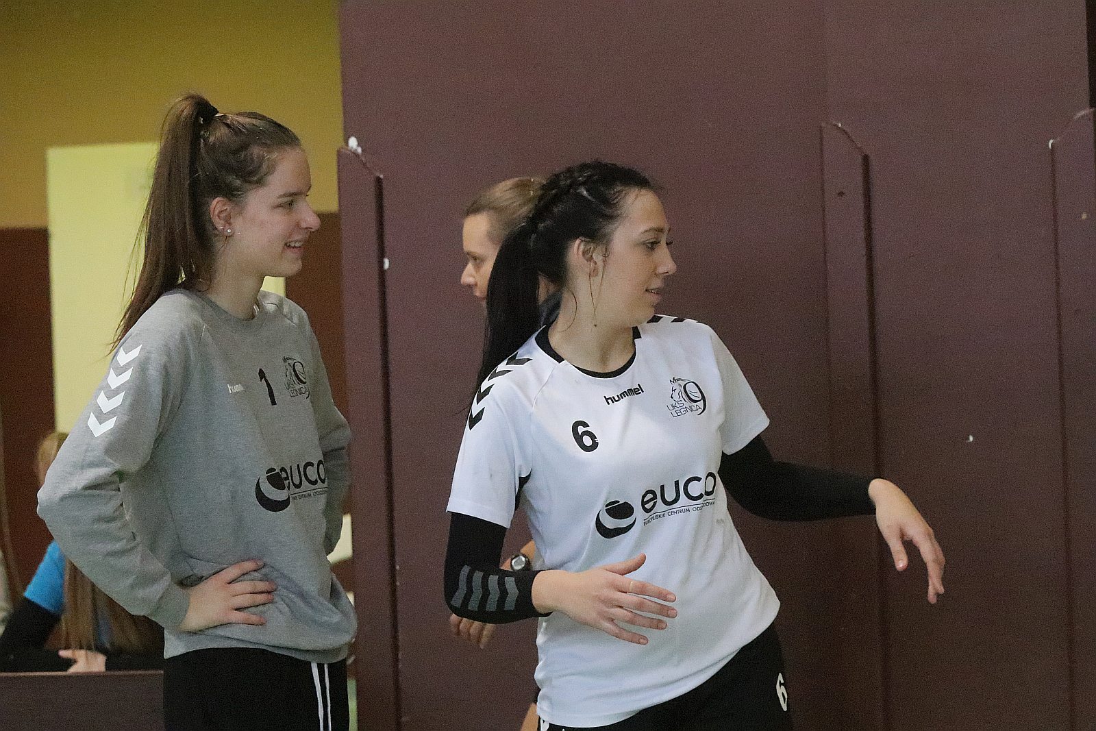 Wręczenie złotych medali dla dziewczyn z UKS Dziewiątki Legnica