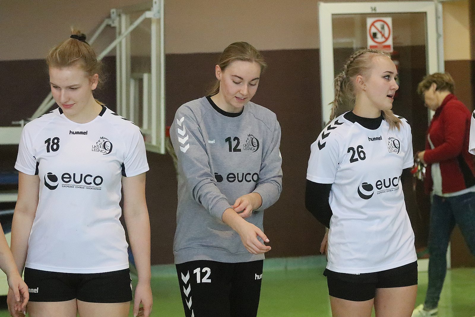 Wręczenie złotych medali dla dziewczyn z UKS Dziewiątki Legnica