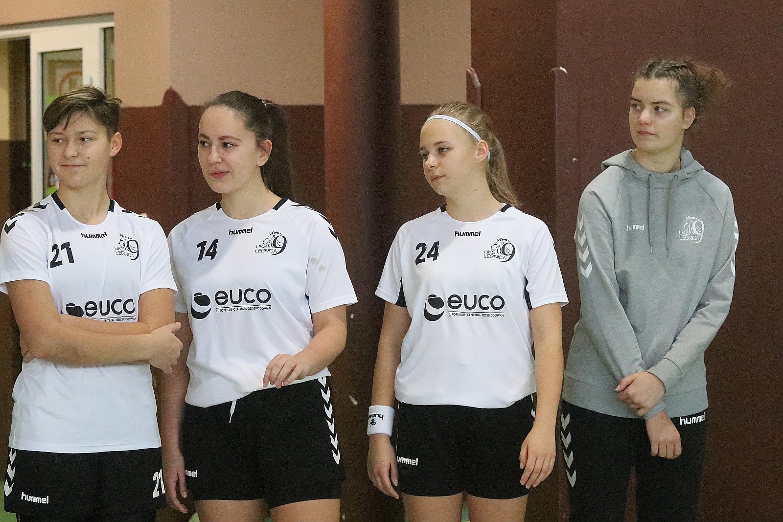 Wręczenie złotych medali dla dziewczyn z UKS Dziewiątki Legnica