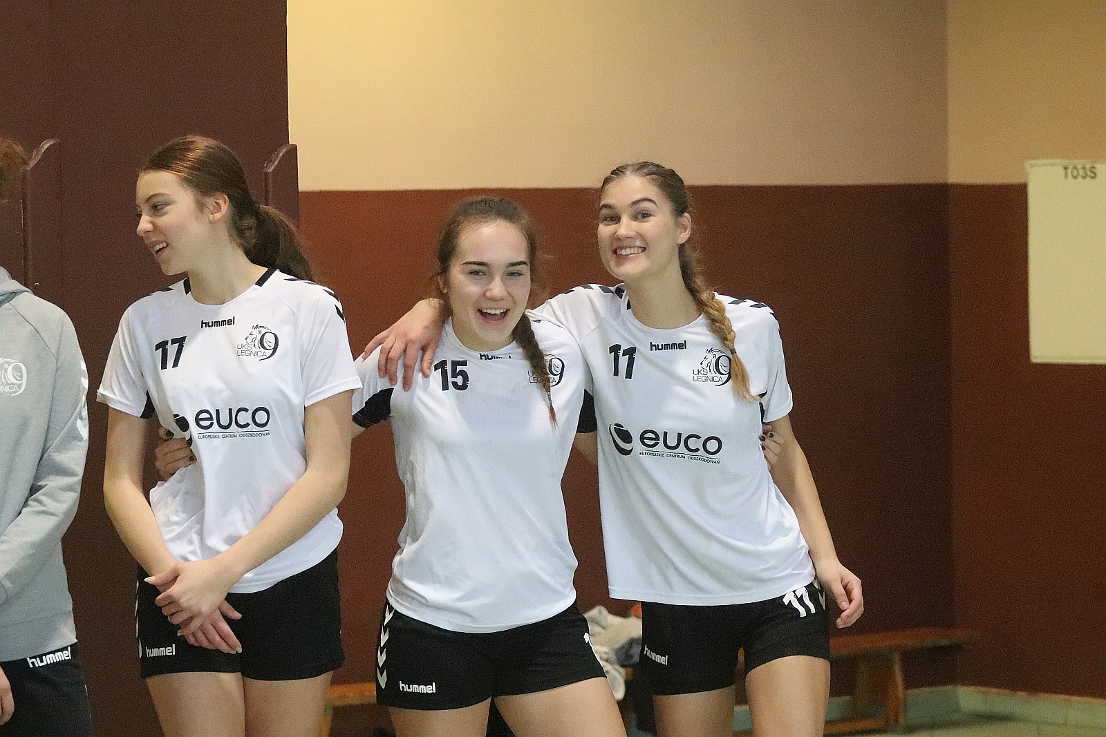 Wręczenie złotych medali dla dziewczyn z UKS Dziewiątki Legnica