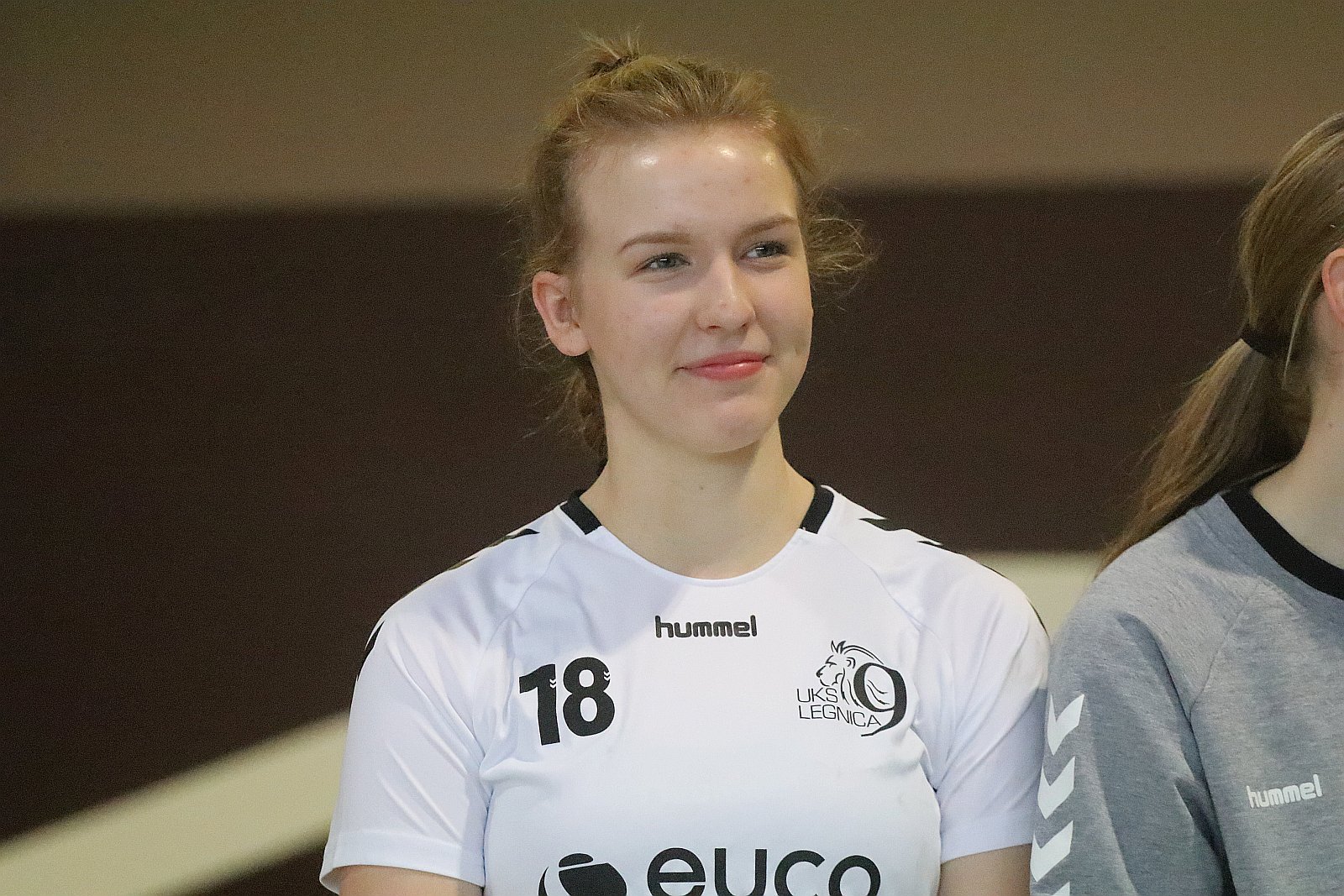 Wręczenie złotych medali dla dziewczyn z UKS Dziewiątki Legnica