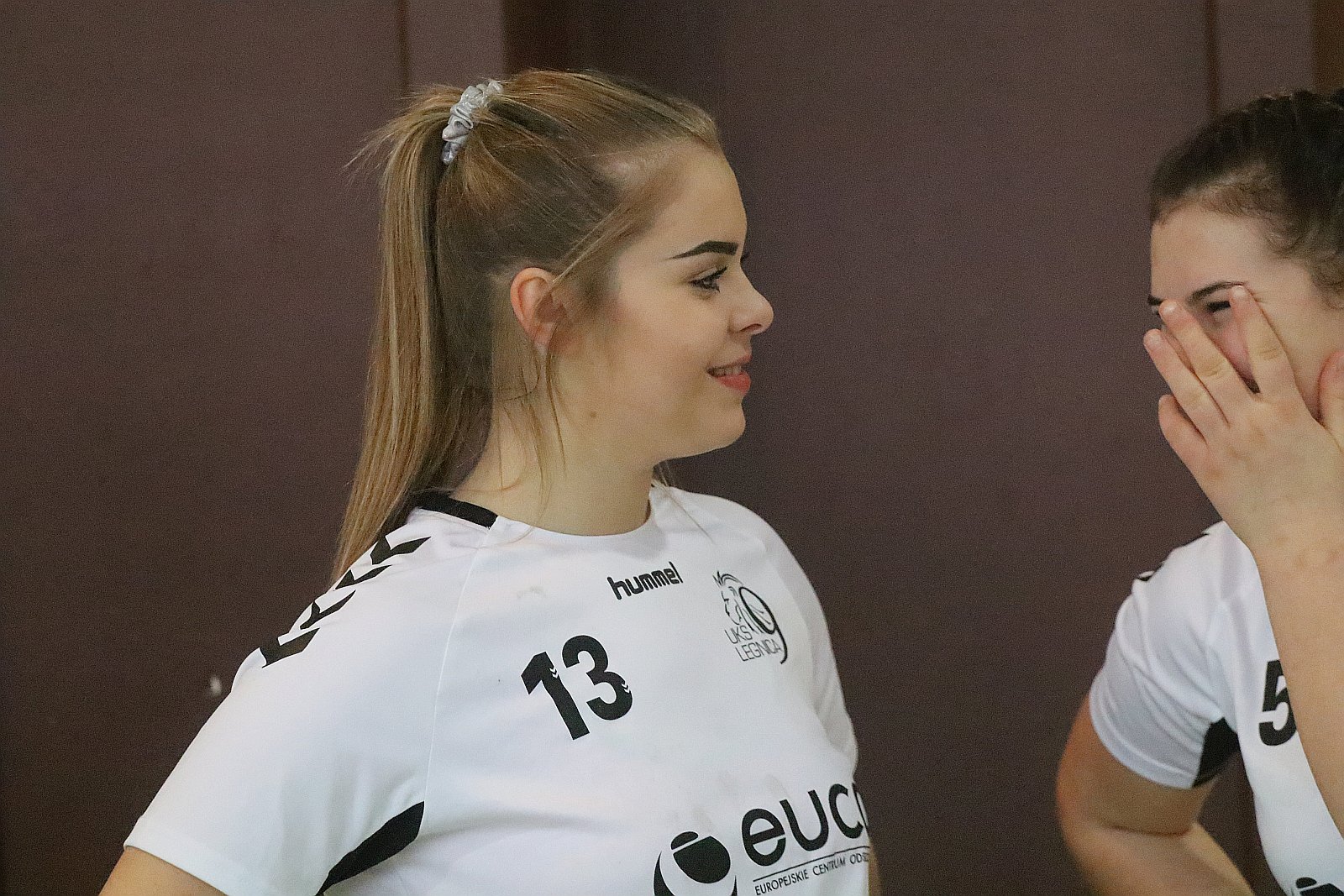 Wręczenie złotych medali dla dziewczyn z UKS Dziewiątki Legnica