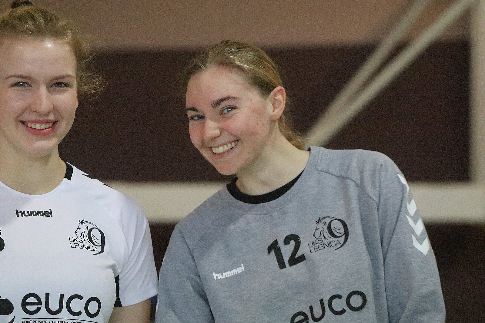 Wręczenie złotych medali dla dziewczyn z UKS Dziewiątki Legnica