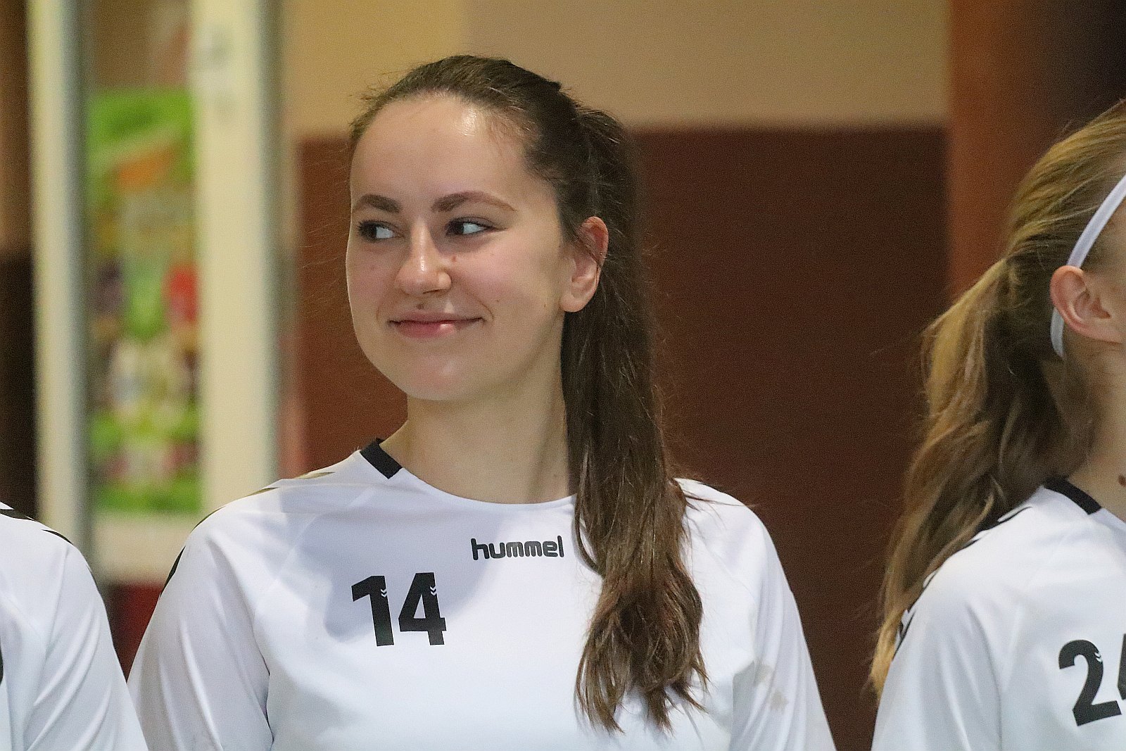 Wręczenie złotych medali dla dziewczyn z UKS Dziewiątki Legnica