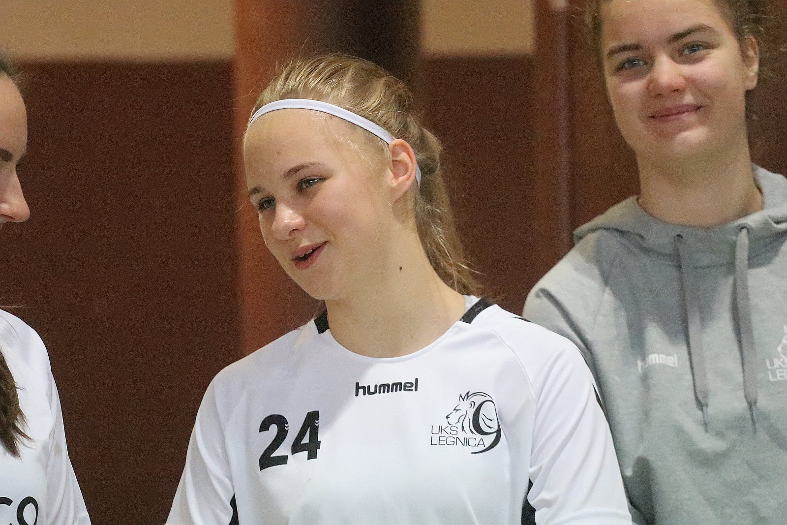 Wręczenie złotych medali dla dziewczyn z UKS Dziewiątki Legnica