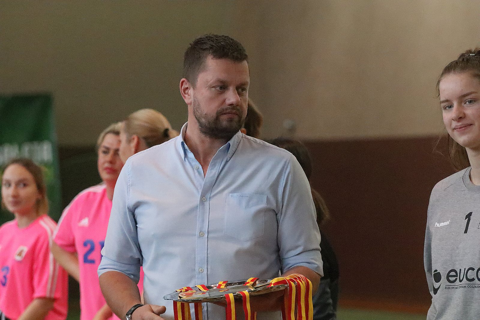 Wręczenie złotych medali dla dziewczyn z UKS Dziewiątki Legnica