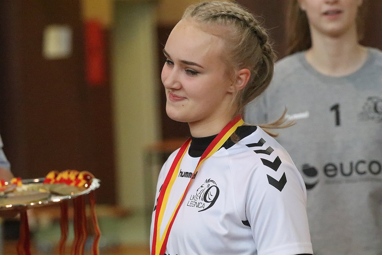 Wręczenie złotych medali dla dziewczyn z UKS Dziewiątki Legnica