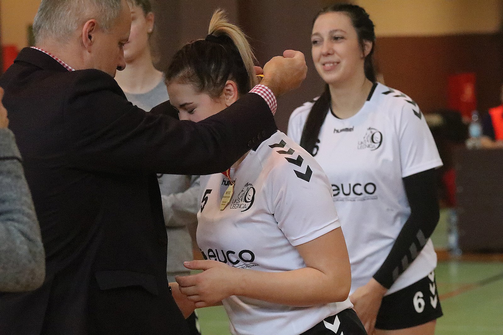 Wręczenie złotych medali dla dziewczyn z UKS Dziewiątki Legnica