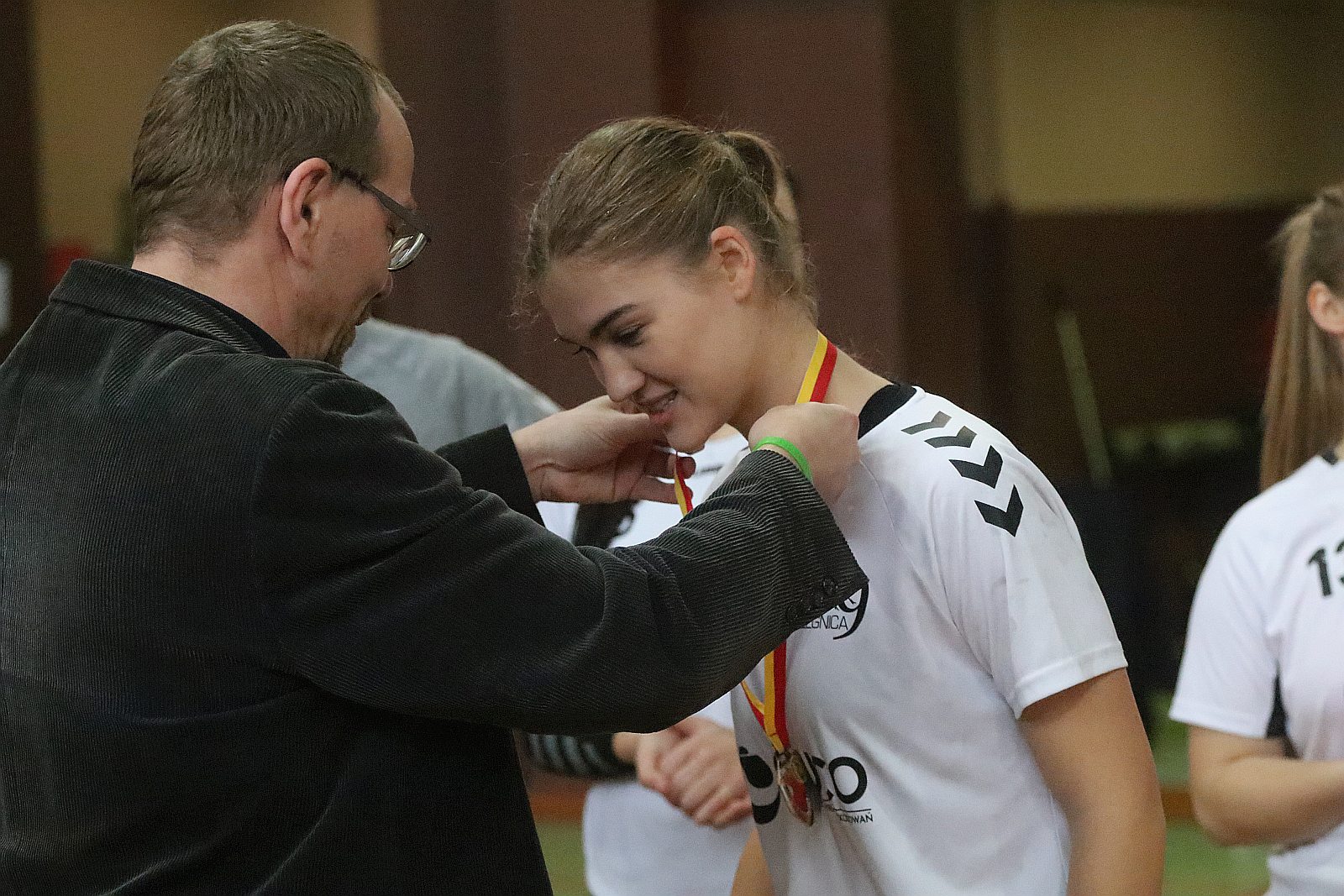 Wręczenie złotych medali dla dziewczyn z UKS Dziewiątki Legnica