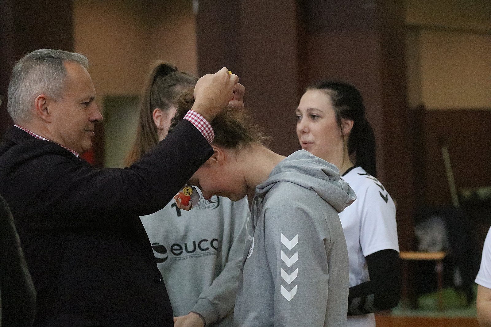 Wręczenie złotych medali dla dziewczyn z UKS Dziewiątki Legnica