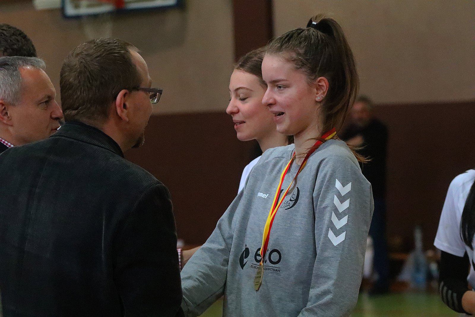 Wręczenie złotych medali dla dziewczyn z UKS Dziewiątki Legnica
