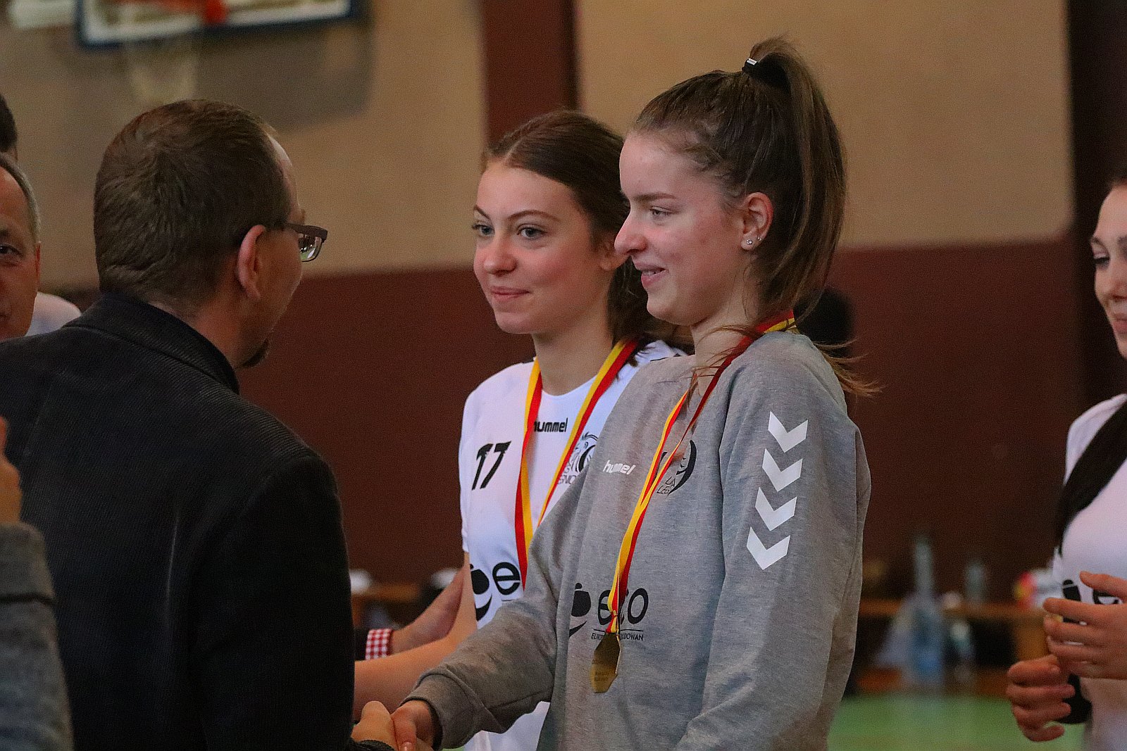 Wręczenie złotych medali dla dziewczyn z UKS Dziewiątki Legnica