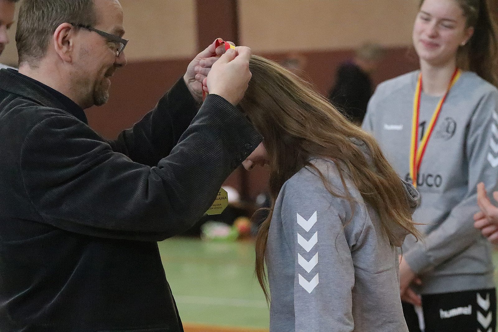 Wręczenie złotych medali dla dziewczyn z UKS Dziewiątki Legnica