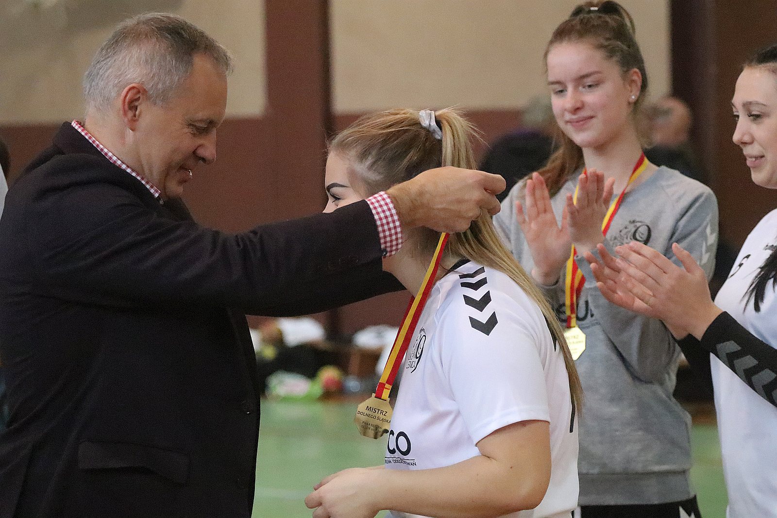 Wręczenie złotych medali dla dziewczyn z UKS Dziewiątki Legnica