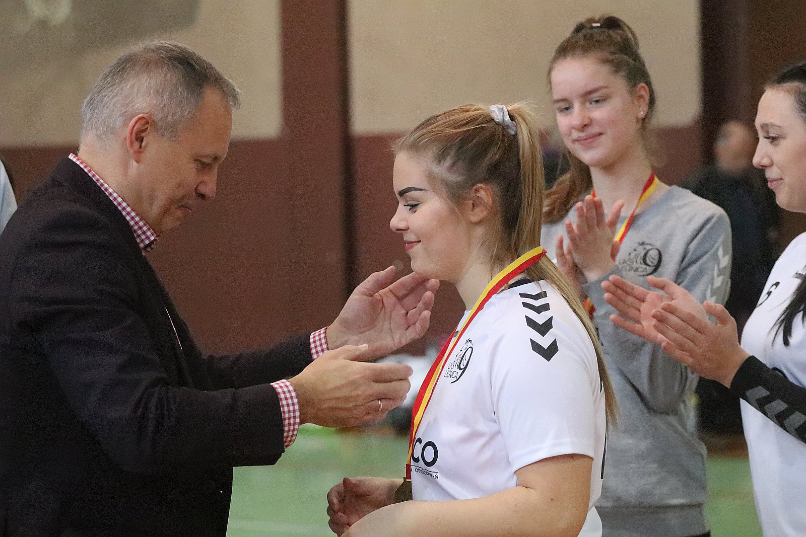 Wręczenie złotych medali dla dziewczyn z UKS Dziewiątki Legnica