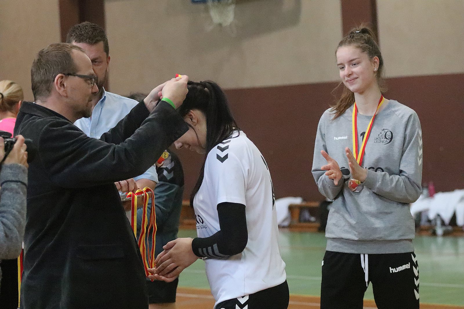 Wręczenie złotych medali dla dziewczyn z UKS Dziewiątki Legnica