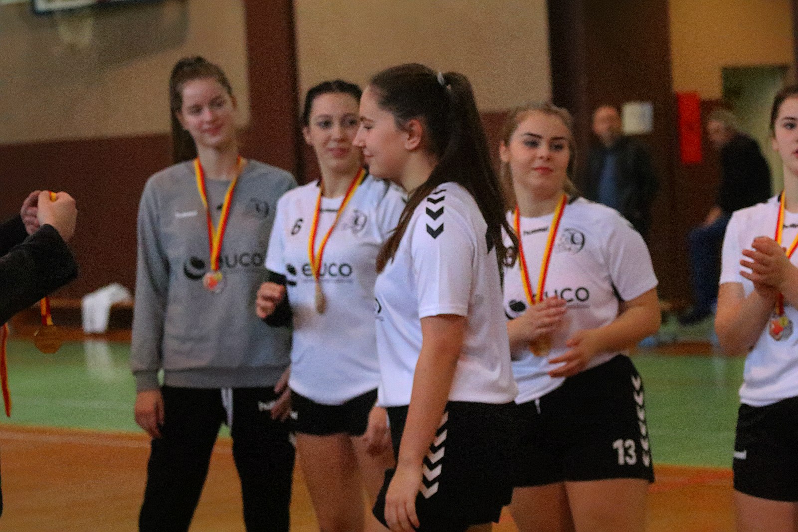 Wręczenie złotych medali dla dziewczyn z UKS Dziewiątki Legnica