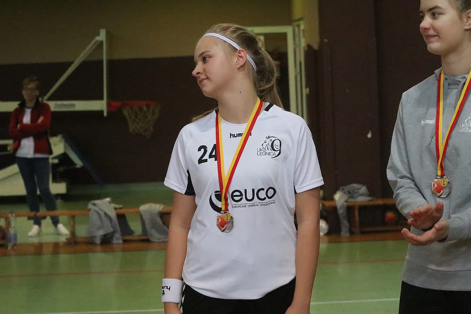Wręczenie złotych medali dla dziewczyn z UKS Dziewiątki Legnica