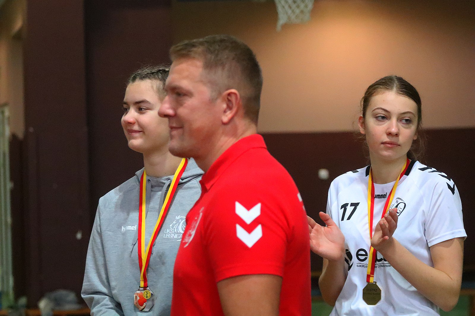 Wręczenie złotych medali dla dziewczyn z UKS Dziewiątki Legnica