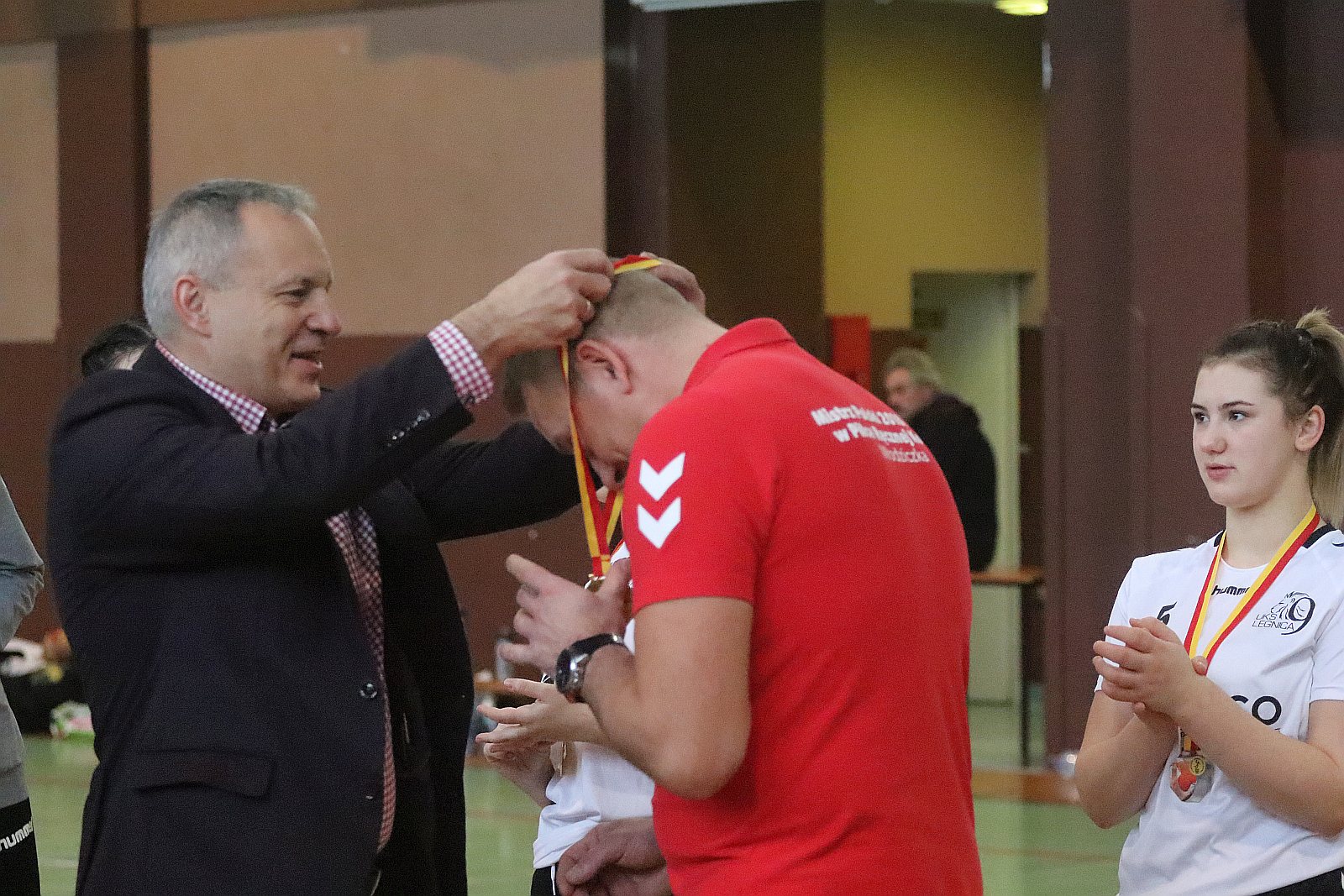 Wręczenie złotych medali dla dziewczyn z UKS Dziewiątki Legnica