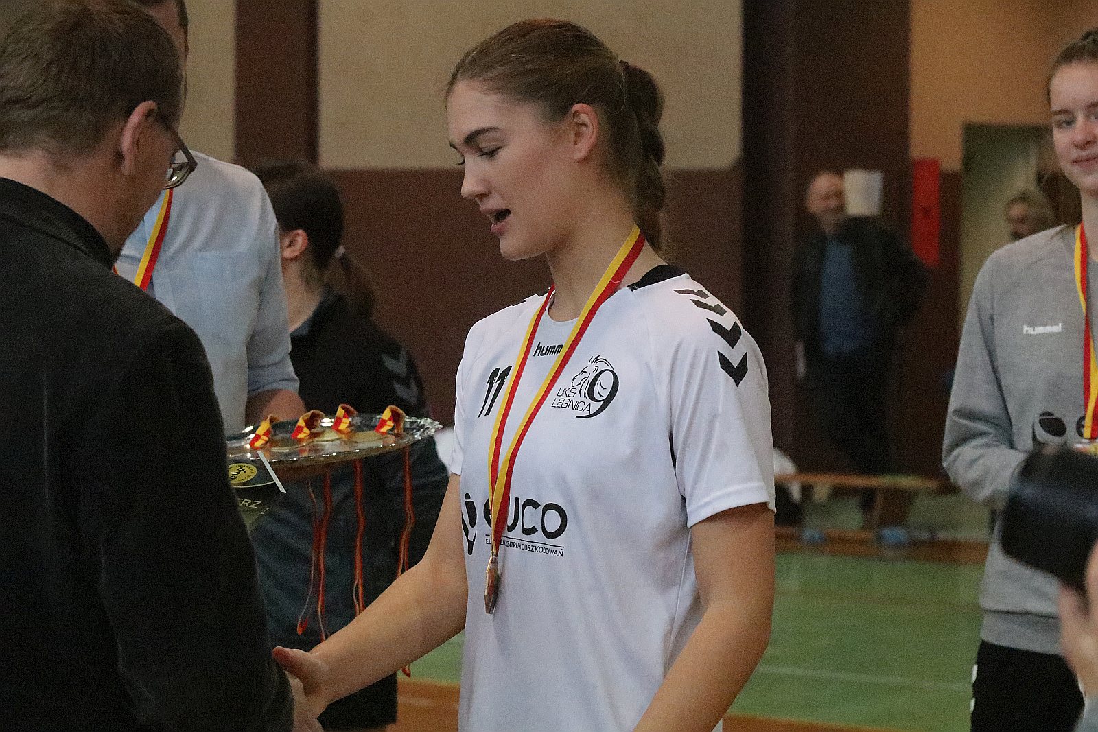 Wręczenie złotych medali dla dziewczyn z UKS Dziewiątki Legnica