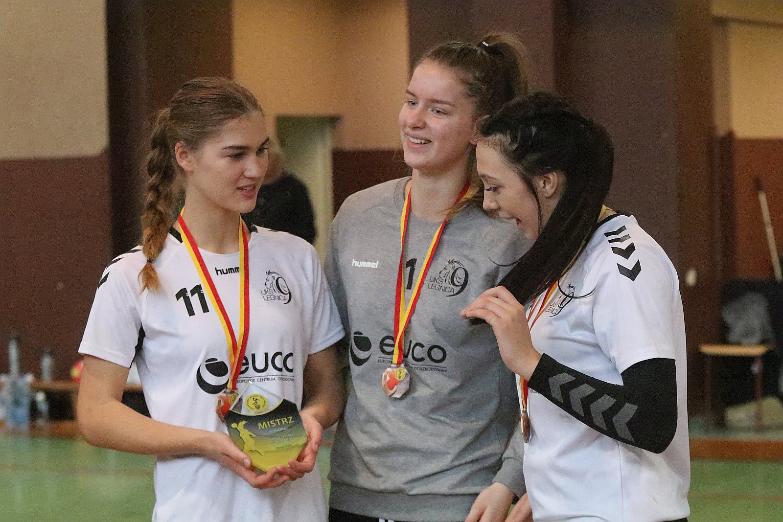 Wręczenie złotych medali dla dziewczyn z UKS Dziewiątki Legnica