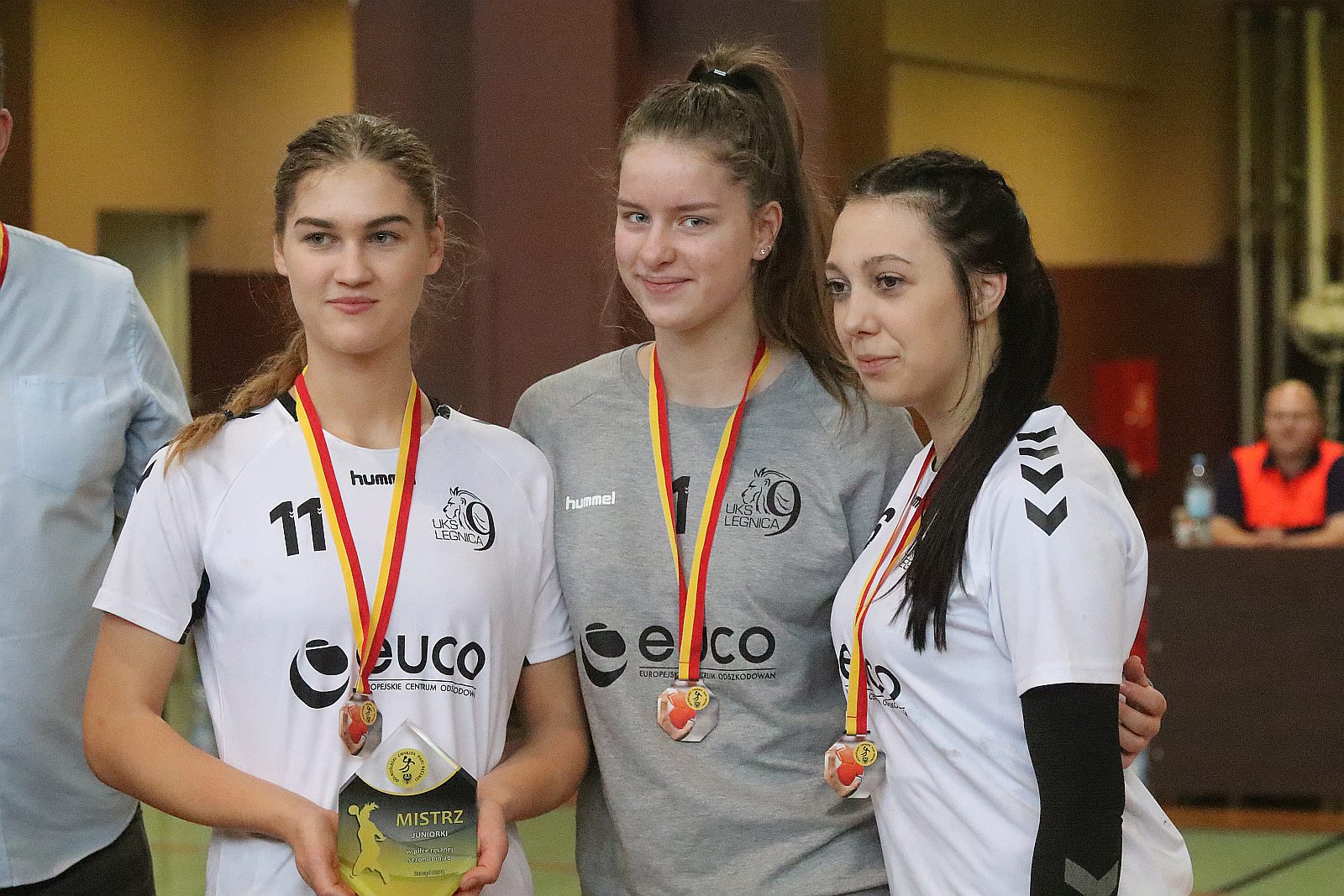 Wręczenie złotych medali dla dziewczyn z UKS Dziewiątki Legnica