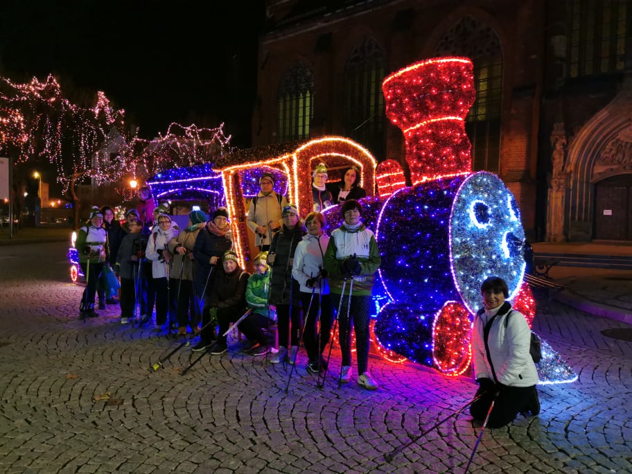 Przedświąteczny spacer Nordic Walking w bajkowej iluminacji