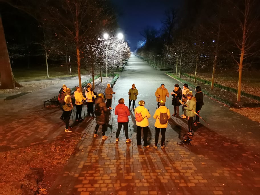Przedświąteczny spacer Nordic Walking w bajkowej iluminacji