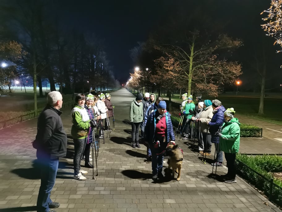 Przedświąteczny spacer Nordic Walking w bajkowej iluminacji