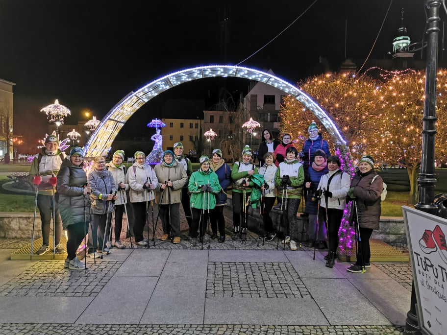 Przedświąteczny spacer Nordic Walking w bajkowej iluminacji