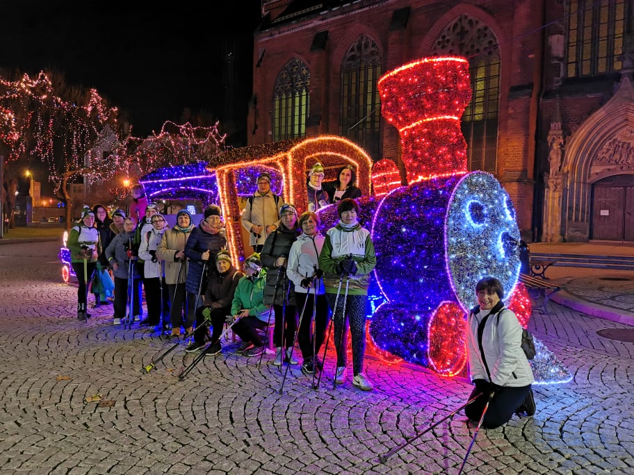 Przedświąteczny spacer Nordic Walking w bajkowej iluminacji