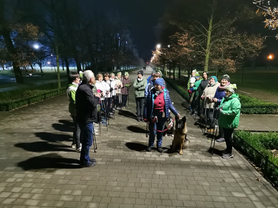 Przedświąteczny spacer Nordic Walking w bajkowej iluminacji
