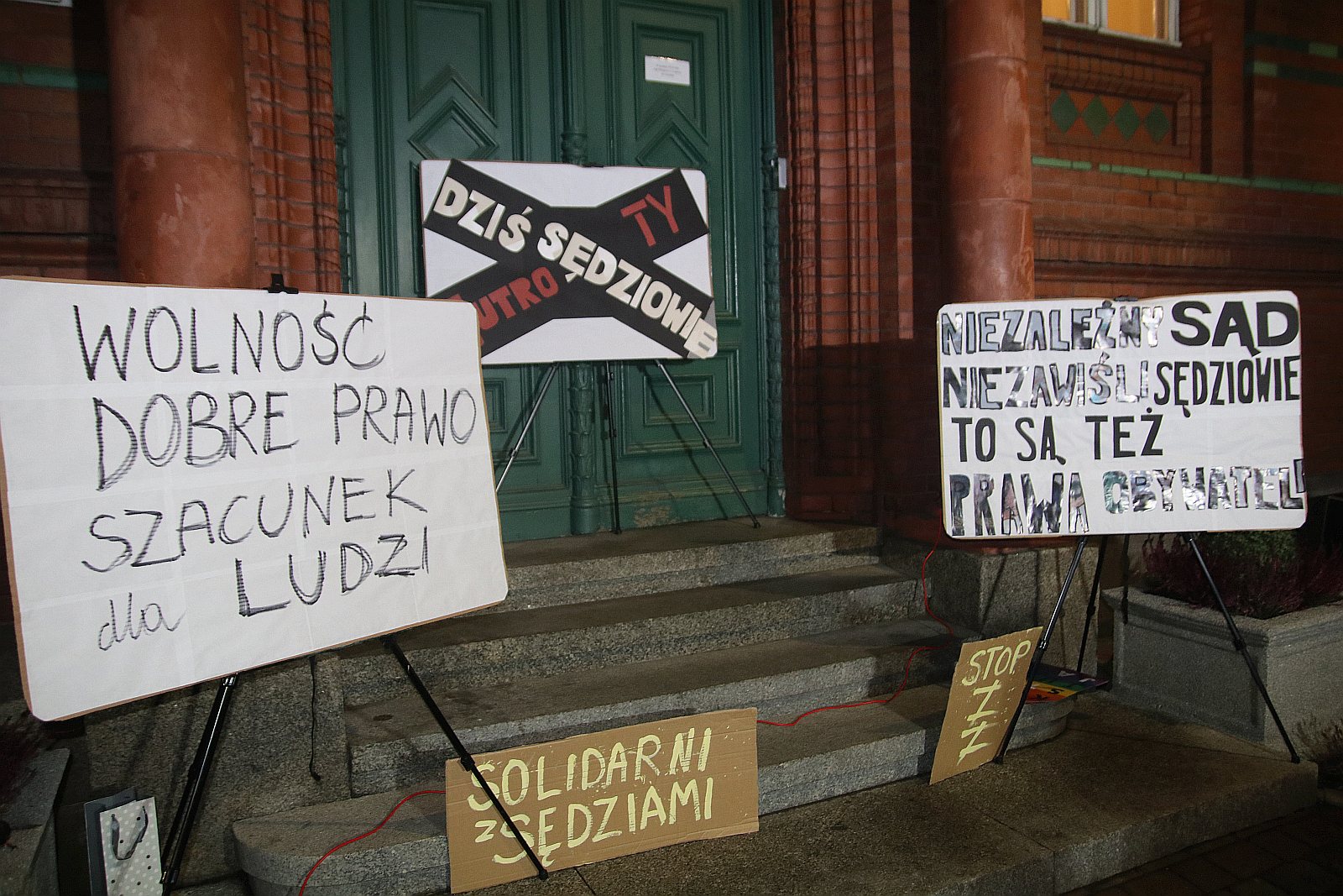 Dzisiaj sądy-jutro Ty. Legniczanie manifestowali w obronie sądów