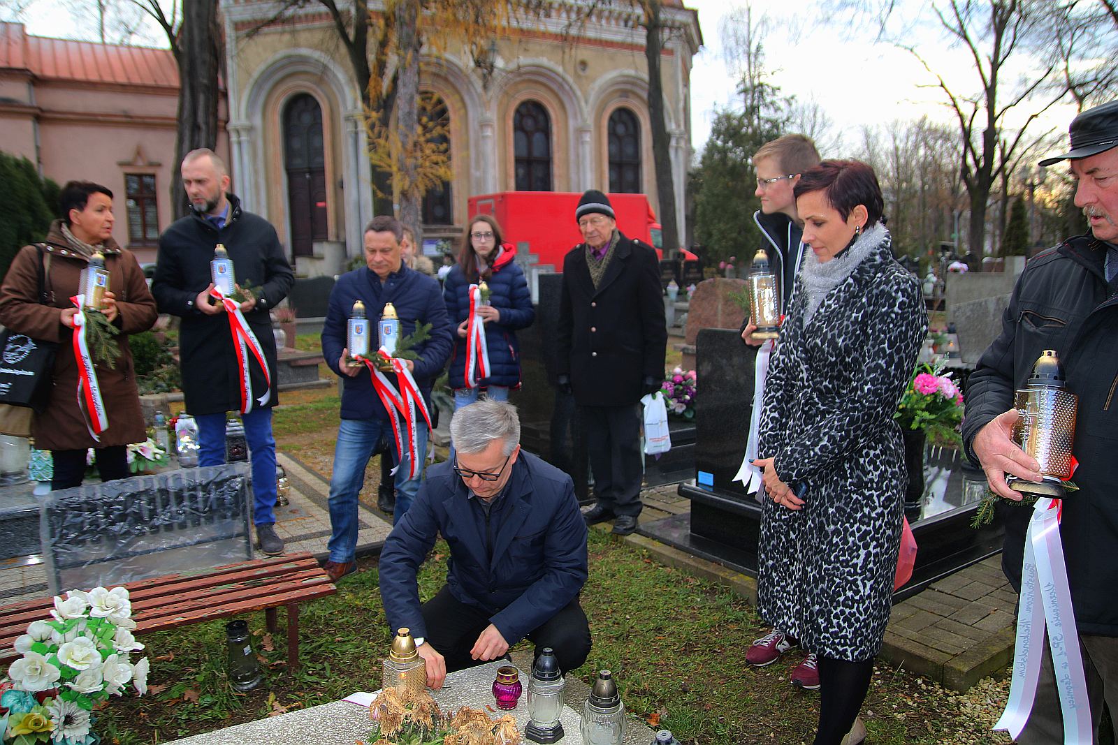 Znicze na grobach naszych powstańców zapłonęły jak co roku