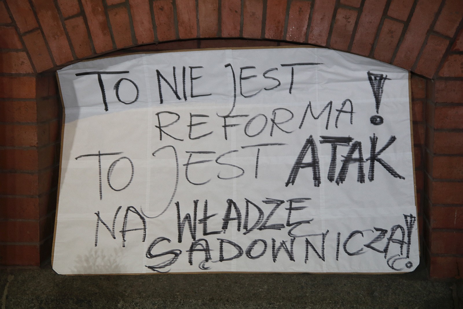 Dzisiaj sądy-jutro Ty. Legniczanie manifestowali w obronie sądów